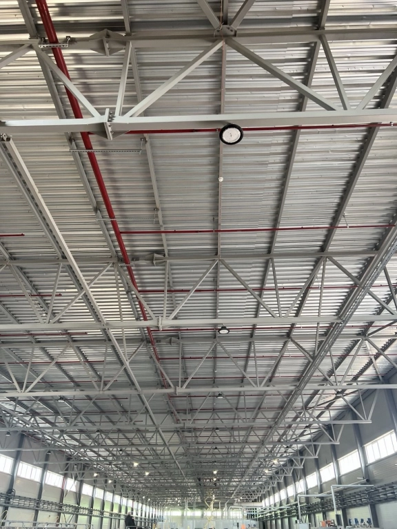 Technical infrastructure and overhead services in an industrial building