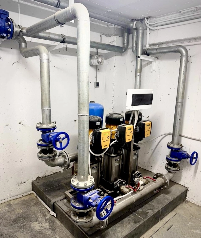 Pump set with automation, valves and pipework